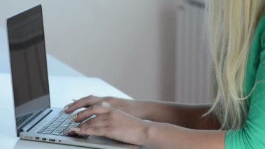 Bilgisayar üzerinde çalışan öğrenci