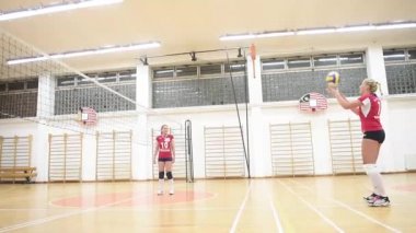 Voleybol oynayan bir grup kız.