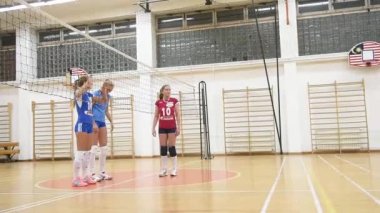 Voleybol oynayan bir grup kız.