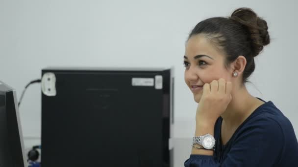 Student met leraar in computer lab — Stockvideo