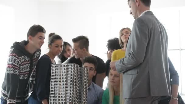 Grupo de estudiantes con profesor en laboratorio de computación — Vídeo de stock