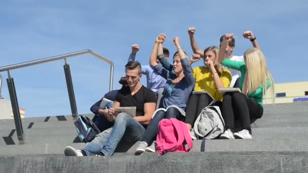 Skupinový portrét šťastné studentů mimo — Stock video