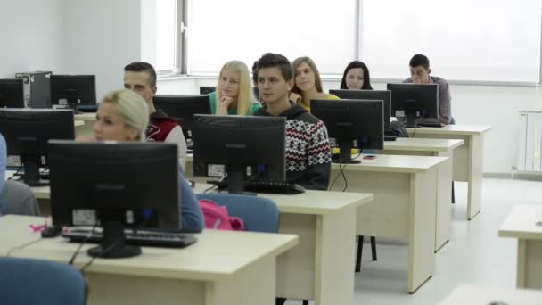 Grupa uczniów z nauczycielem w pracowni komputerowej — Wideo stockowe