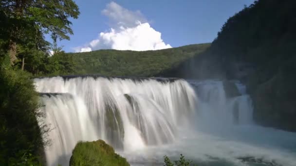游戏中时光倒流的美丽的瀑布 — 图库视频影像