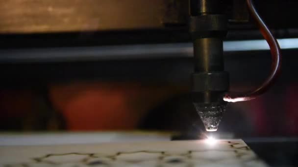 Corte por láser cnc de la madera decorativa patrón de oriente — Vídeo de stock