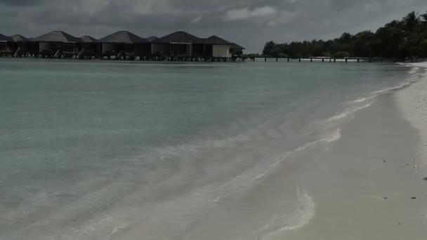 Piękna tropikalna plaża z białym piaskiem — Wideo stockowe