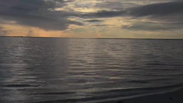 Praia de areia branca tropical bonita — Vídeo de Stock