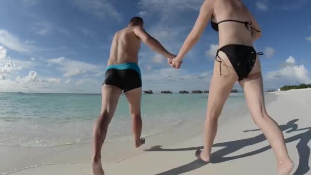 Hombre y mujer, jóvenes en la playa tropical de arena blanca — Vídeo de stock