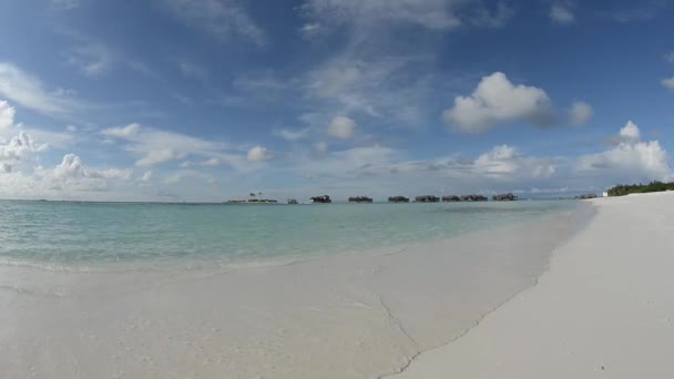 Bella spiaggia tropicale di sabbia bianca — Video Stock