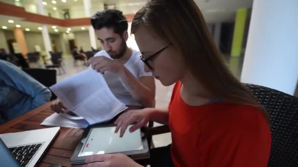 groupe d'étudiants travaillant sur le projet scolaire 