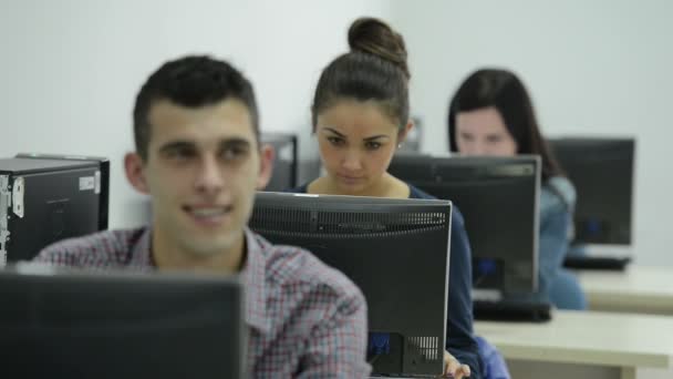 Grupo de estudantes de tecnologia — Vídeo de Stock