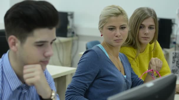 Grupo de estudiantes de tecnología — Vídeos de Stock