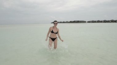 mutlu kadın tropikal denizden çalıştırmak