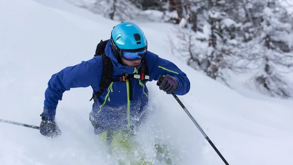 Freeride σκιέρ σκι στο χιόνι κονιοποιεί βαθιά — Φωτογραφία Αρχείου