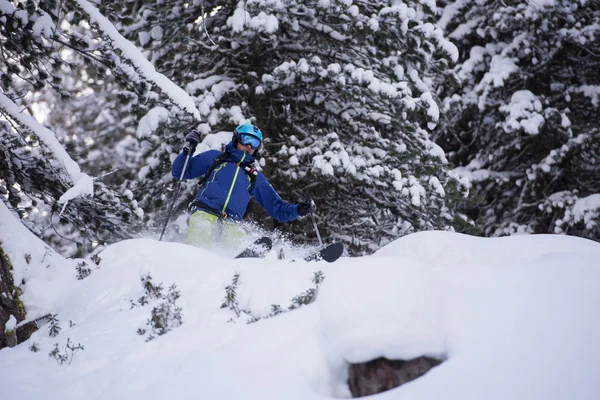 Freeride skiër in diepe poeder sneeuw skiën — Stockfoto