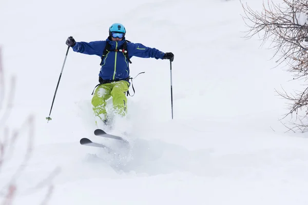 Lyžař freeride lyžování v hluboký prašan — Stock fotografie