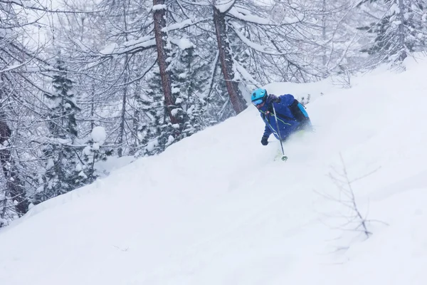Esquiador freeride esqui em neve profunda em pó — Fotografia de Stock