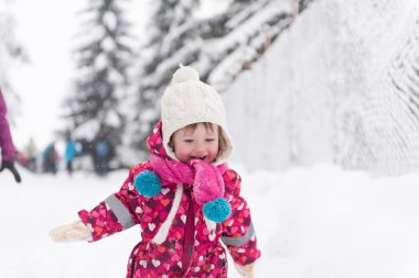 karlı kış gününde küçük kız