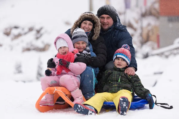 Felice Giovane Ritratto Famiglia Vacanza Invernale Mentre Seduto Slitta Paesaggio — Foto Stock