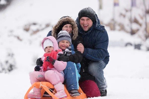 Familienporträt im Winterurlaub — Stockfoto