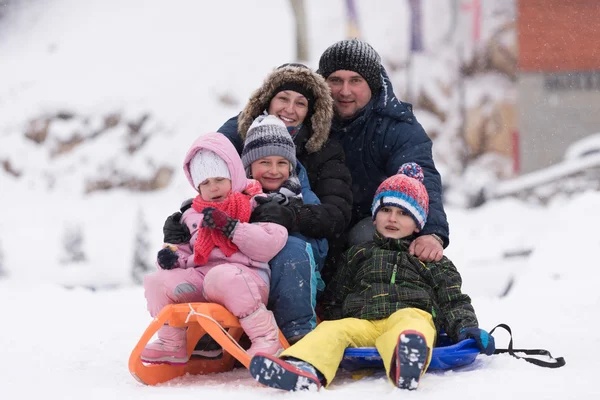 Familjeporträtt på vintersemester — Stockfoto