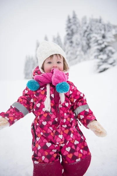 Menina no dia de inverno nevado — Fotografia de Stock