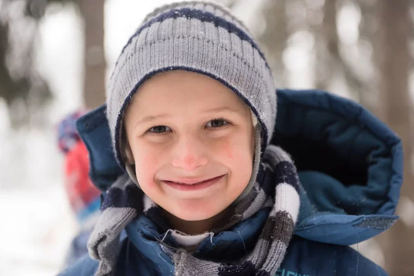 Malý chlapec se baví v zimní den — Stock fotografie