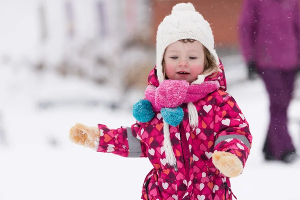 Liten flicka på snöig vinterdag — Stockfoto