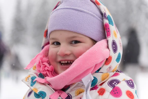 Liten flicka på snöig vinterdag — Stockfoto