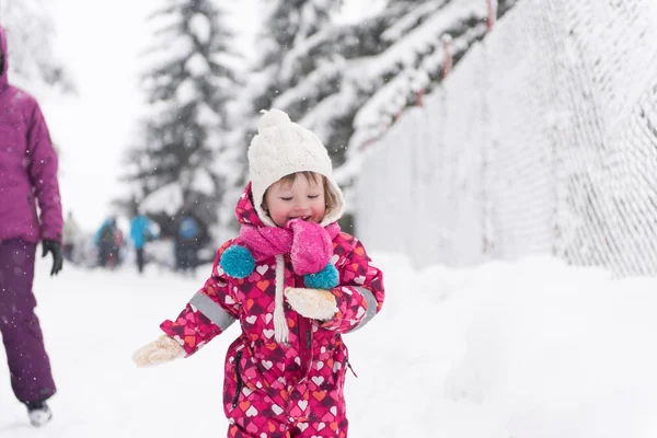 Karlı kış gününde küçük kız — Stok fotoğraf
