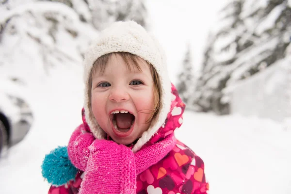 Kleines Mädchen an einem verschneiten Wintertag — Stockfoto