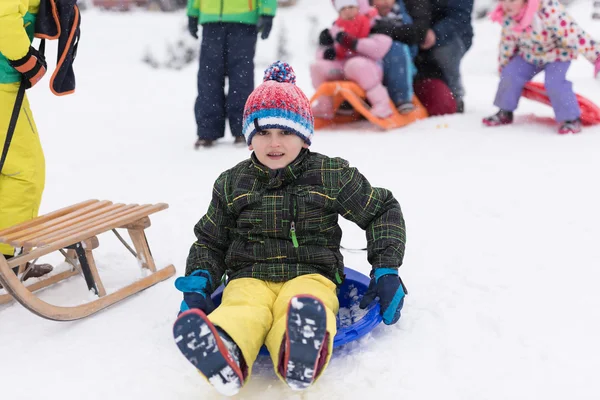 Kleine jongen hebben plezier op winterdag — Stockfoto