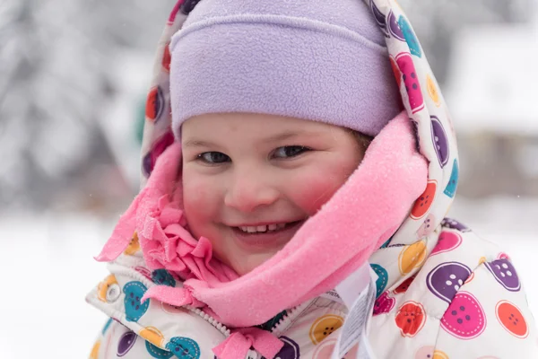 Kleines Mädchen an einem verschneiten Wintertag — Stockfoto