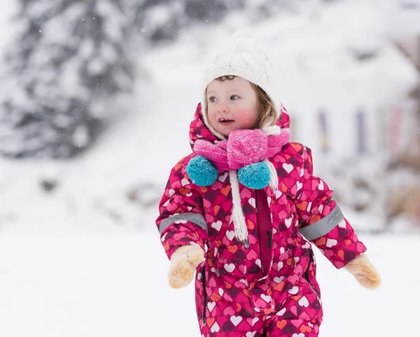 Menina no dia de inverno nevado — Fotografia de Stock