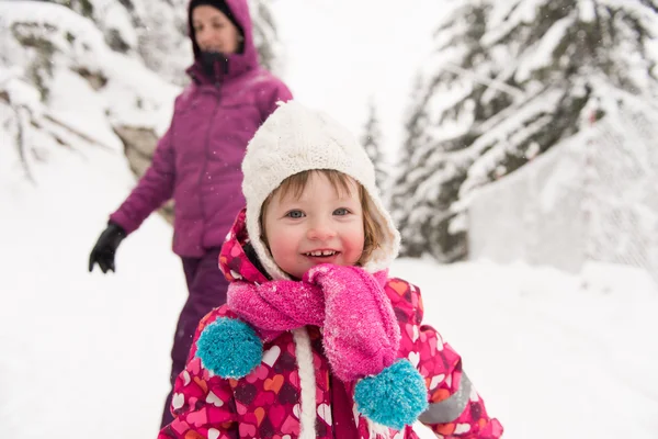 Маленькая девочка в снежный зимний день — стоковое фото