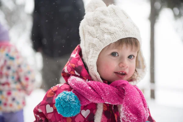 Liten flicka på snöig vinterdag — Stockfoto