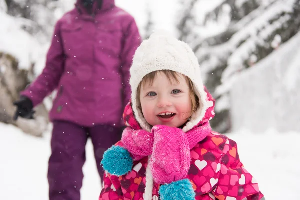 Bambina al giorno d'inverno nevoso — Foto Stock