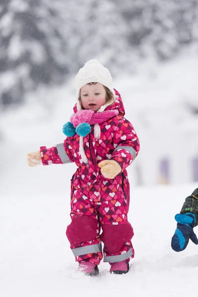 Karlı kış gününde küçük kız — Stok fotoğraf
