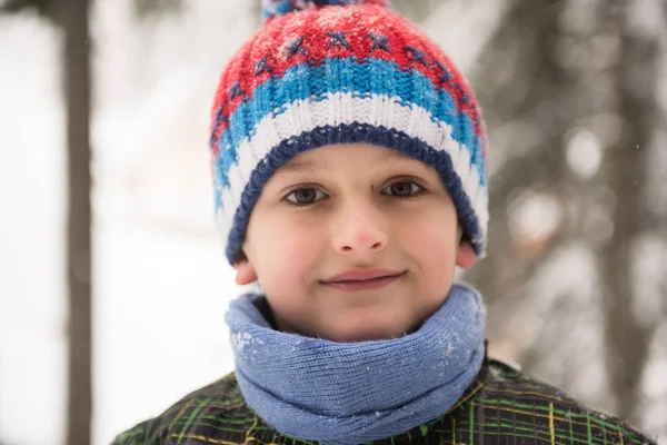 Küçük çocuk kış günü eğleniyor. — Stok fotoğraf