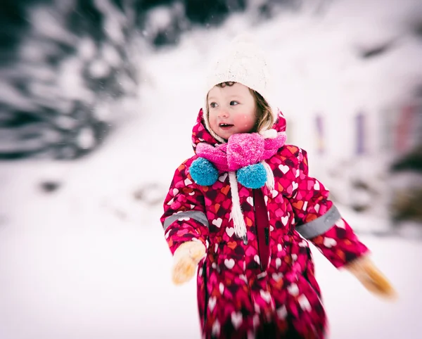 Dziewczynka w mroźną zimę z dnia — Zdjęcie stockowe