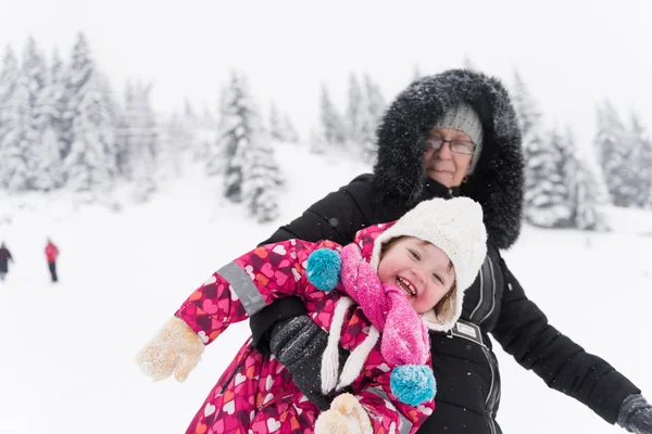 Ευτυχισμένη οικογένεια σε διακοπές χειμώνα — Φωτογραφία Αρχείου