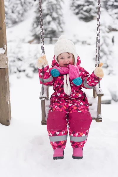 Kind Draußen Park Wintertag Mit Neuschnee Niedlichem Kleinen Mädchen Schaukeln — Stockfoto