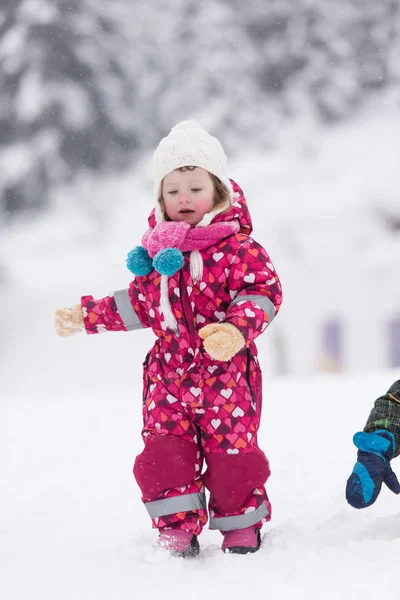 Meisje op besneeuwde winterdag Rechtenvrije Stockafbeeldingen