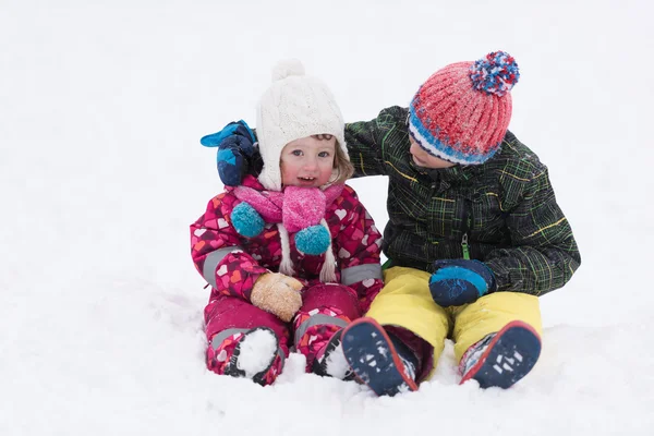 组的孩子有乐趣和游戏一起在新鲜的雪 — 图库照片