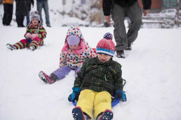 Группа детей веселятся и играют вместе в свежем снегу — стоковое фото