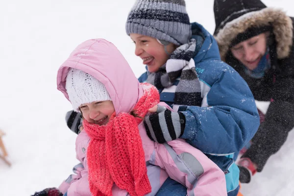 Grupp av barn att ha kul och spela tillsammans i nysnö — Stockfoto