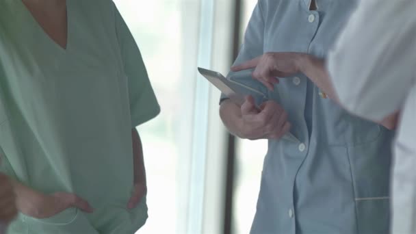 Groep van medisch personeel in het ziekenhuis — Stockvideo