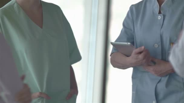 Groep van medisch personeel in het ziekenhuis — Stockvideo