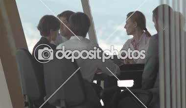 modern parlak ofis toplantıda iş insanlar grubu