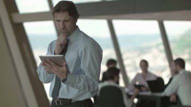 modern parlak ofis toplantıda iş insanlar grubu